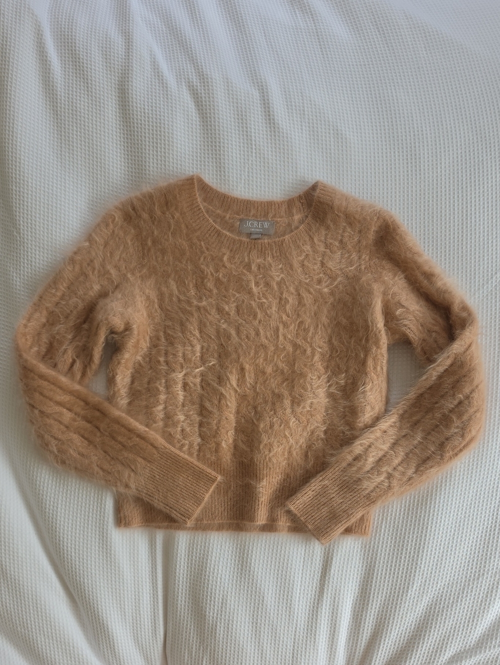 Brushed cashmere shrunken cable-knit crewneck sweater